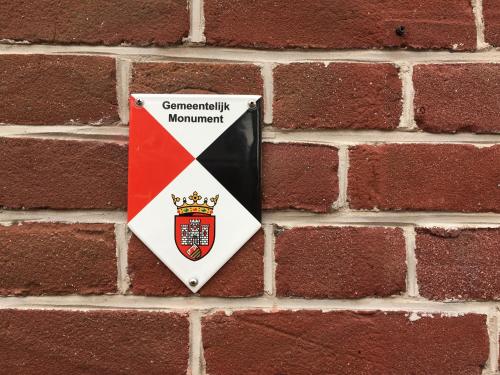 a crest on a brick wall at Beerze Brouwerij Hotel in Vessem