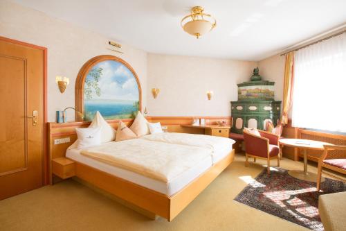 Een bed of bedden in een kamer bij AKZENT Hotel Restaurant Altdorfer Hof