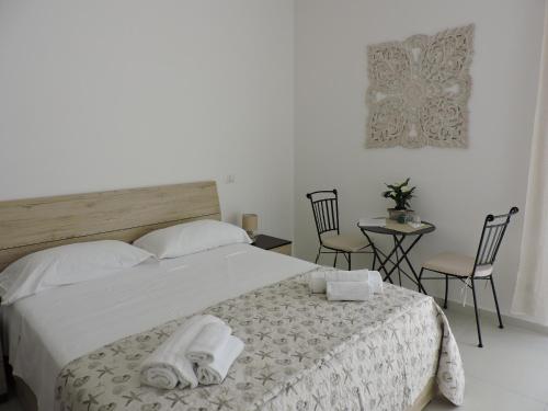 a bedroom with a bed with towels on it at La casa del Moro in Sabaudia
