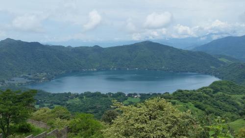 a view of a lake in the middle of mountains at Habitaciones Lucero 4 in Santa María del Oro