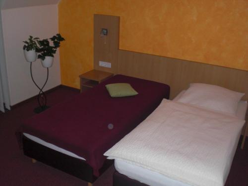 um pequeno quarto com uma cama em Landgasthof Schubbkoarn's Ruh em Fulda