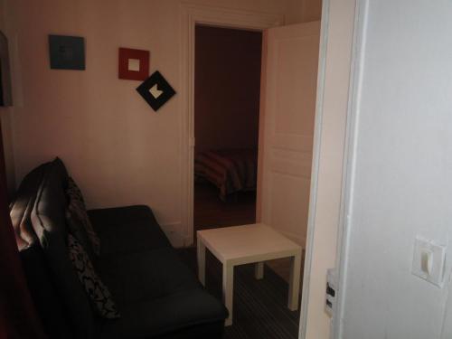 une petite chambre avec une chaise et une table dans l'établissement Appartement Odéon a 5 minutes de la Seine, à Paris