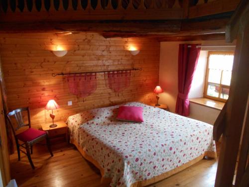 um quarto com uma cama com uma almofada cor-de-rosa em Chambre D'hôtes Myrtille em Usson-en-Forez