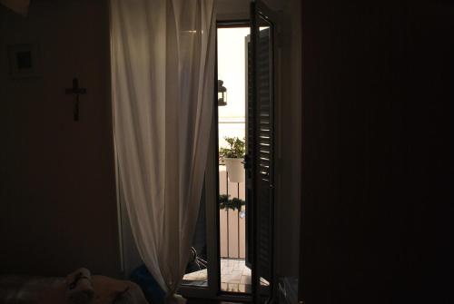 a room with a mirror and a door with a window at Casa tipica siciliana patronale home BedandBreakfast TreMetriSoprailCielo Camere con vista, colazione interna in terrazzo panoramico in Caltagirone