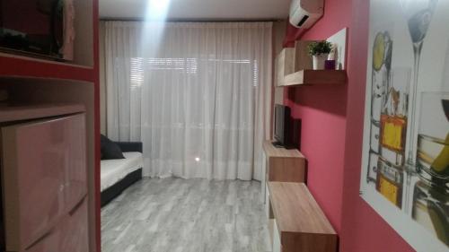 トレモリノスにあるEstudioのベッドと窓が備わる小さな客室です。