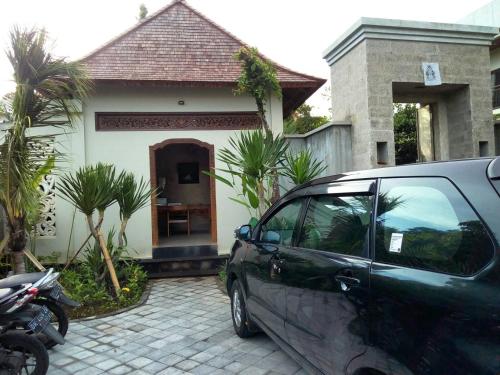 a black van parked in front of a house at Arnaya Homestay in Kuta