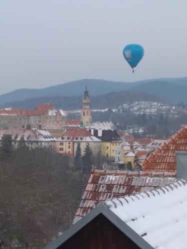 a hot air balloon flying over a city at Pokoj pro dva s výhledem in Český Krumlov