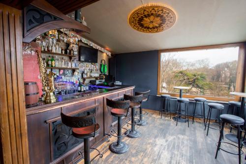 un bar con una fila de taburetes en Cheers Hostel, en Estambul