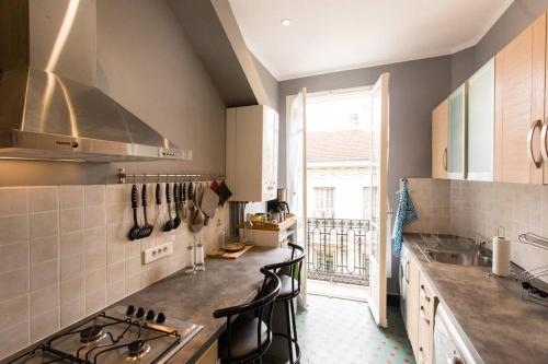 une cuisine avec un évier et une cuisinière four supérieur dans l'établissement Appartement carre d'or, à Nice