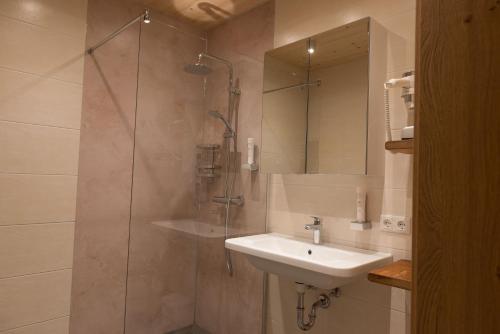 Ein Badezimmer in der Unterkunft Chalet Appartement Antonhaus