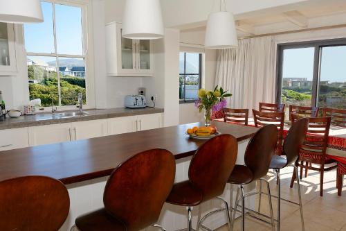 Η κουζίνα ή μικρή κουζίνα στο Beach Paradise Holiday Home