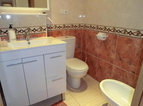 a bathroom with a toilet and a sink at APCOSTAS - Marina Mar 2a Línea in Oropesa del Mar