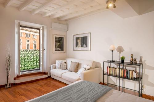 a living room with a white couch and a window at Cozy studio Parlamento in Rome