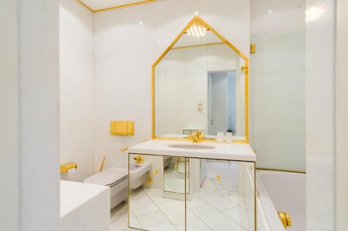 ハノーファーにあるSuite-Home EXPO MESSEのバスルーム(洗面台、鏡付)