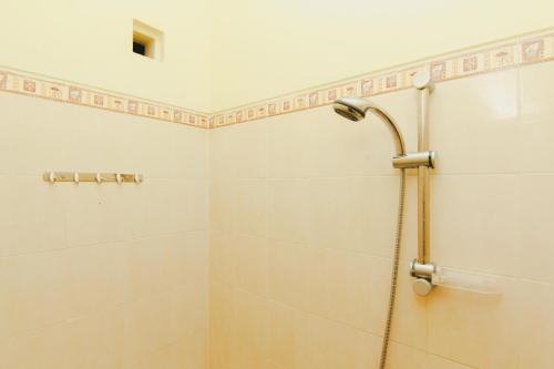 Vonios kambarys apgyvendinimo įstaigoje Griya Batik Giri Sekar Homestay