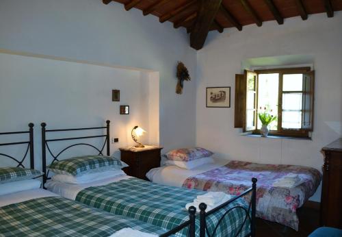 Un pat sau paturi într-o cameră la Ala di Maniero in Agriturismo Valdrago in Toscana, nel Verde Mugello sulle Colline di Firenze