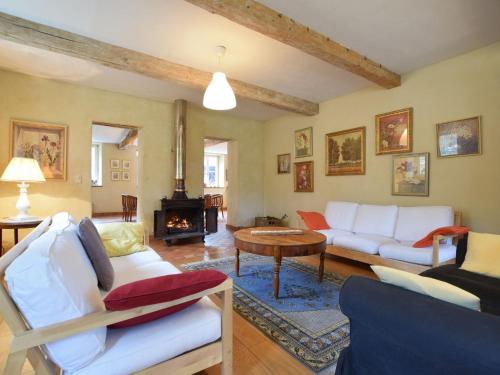 sala de estar con muebles blancos y chimenea en Castle wing situated in the heart of a quiet, en Harre