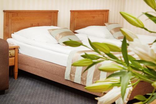 2 camas en una habitación con una maceta en Rezydencja Solei Old Town, en Poznan