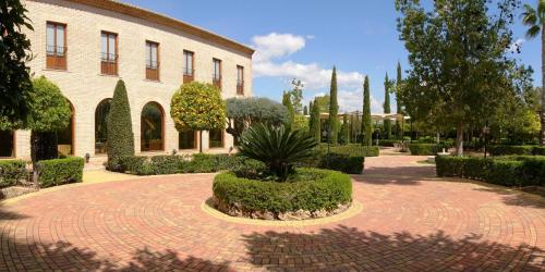 a courtyard with a building and a plant in the middle at Ad Hoc Parque in Bétera