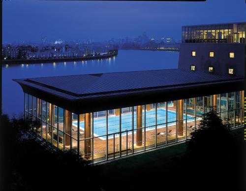 um edifício com uma piscina em cima em Canary Riverside Plaza Hotel em Londres