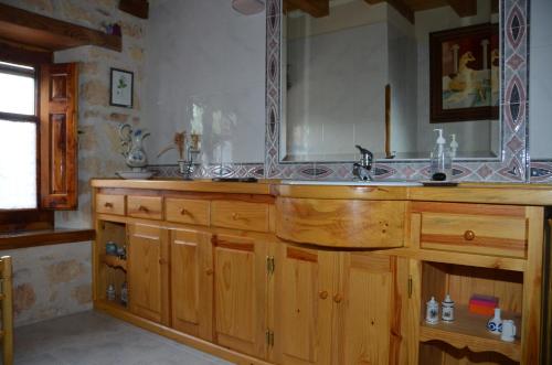 a bathroom with a sink and a mirror at Casa Rural El Covanchón in Prádena