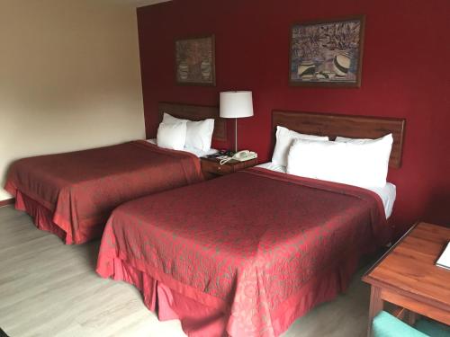 Uma cama ou camas num quarto em Days Inn by Wyndham Hillsboro