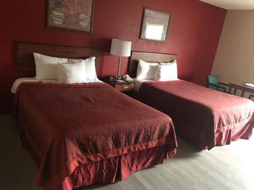 Uma cama ou camas num quarto em Days Inn by Wyndham Hillsboro