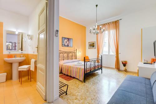 Habitación de hotel con cama y baño en 2 Passi Al Colosseo B&B, en Roma
