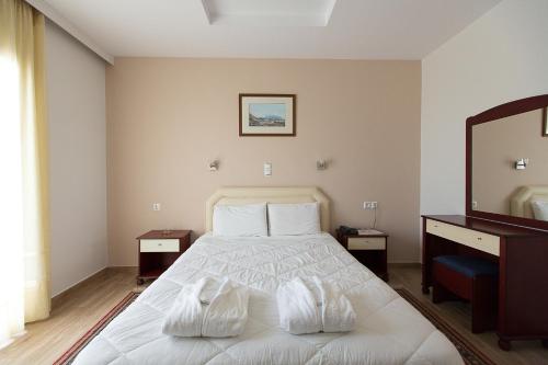 Postel nebo postele na pokoji v ubytování Flisvos Rooms
