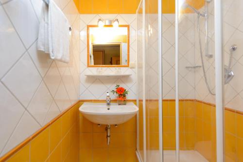 y baño con lavabo y espejo. en Landhotel Gersbach-Gut en Henndorf am Wallersee