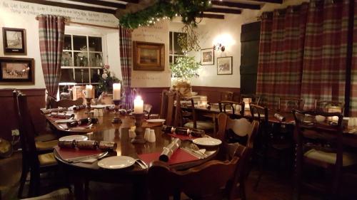 A restaurant or other place to eat at Richard III Hotel 