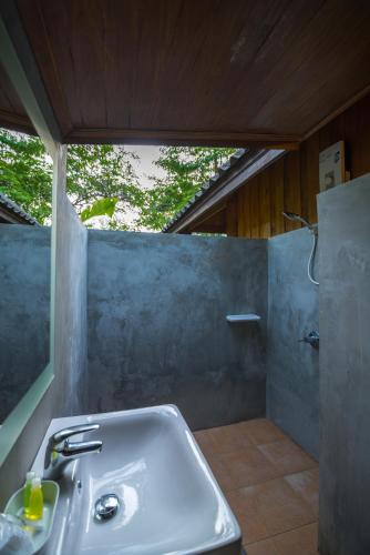 Bilik mandi di Thiwson Beach Resort - SHA Extra Plus