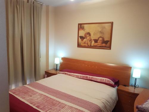 1 dormitorio con 1 cama con 2 luces encendidas en Pasarela Apartment, en Valencia