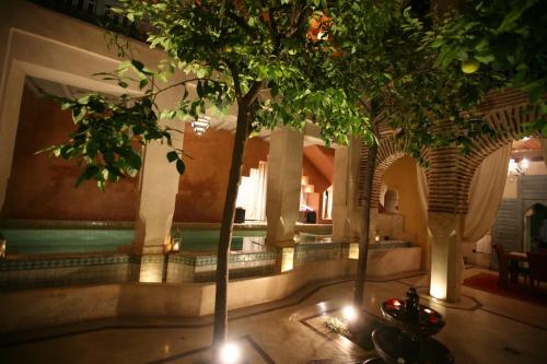 Piscina de la sau aproape de Riad et Spa Misria Les Orangers