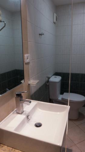 Ένα μπάνιο στο Andi Apartments