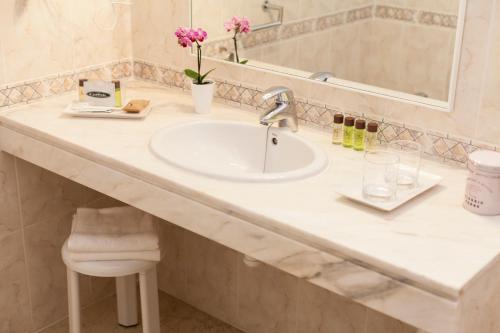 a bathroom counter with a sink and a mirror at Hotel Casbah in El Puig