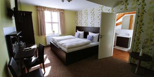 En eller flere senge i et værelse på Hotel Alte Brennerei