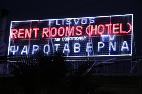 Un certificado, premio, letrero u otro documento en Flisvos Rooms