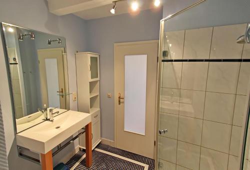 een badkamer met een wastafel en een douche bij Ruhetal in Tinnum
