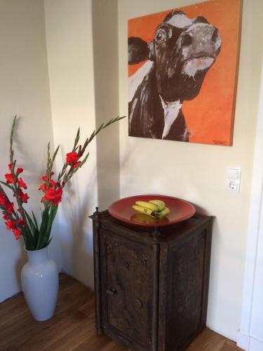 a table with a picture of a dog on the wall at trash de luxe in Schleswig