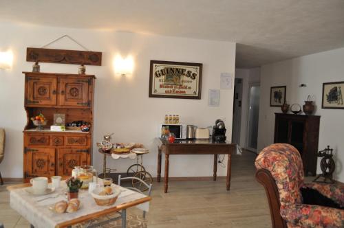 a living room with a coffee table and a kitchen at Il Girasole in Saint Vincent