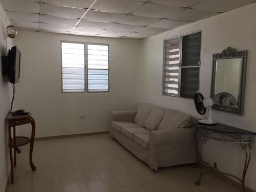 พื้นที่นั่งเล่นของ Newly Furnished 3 Bedroom Apartment 1 Bath in Hato Rey San Juan Puerto Rico