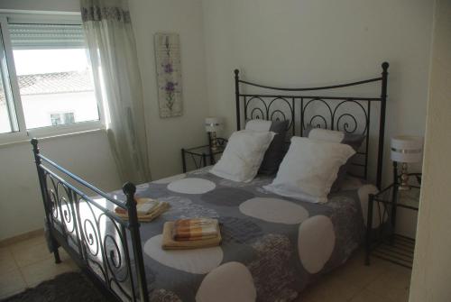 ルースにあるPerto do marのベッドルーム(白い枕の黒いベッド1台付)