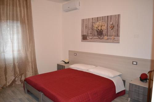 Un dormitorio con una cama roja con una manta roja. en La Chance, en Ferrara