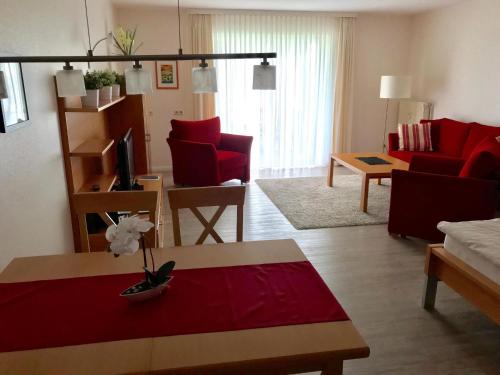 シュタインにあるSteiner Strandappartements Appartement 303 Seeseiteの赤い家具と赤いソファ付きのリビングルーム