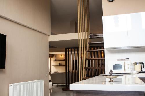 kuchnia i salon ze zlewem i blatem w obiekcie Riverside w mieście Tbilisi City