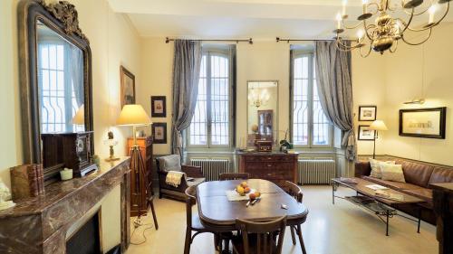 uma sala de estar com uma mesa e um sofá em Palais des Papes - Havre de Paix III em Avignon