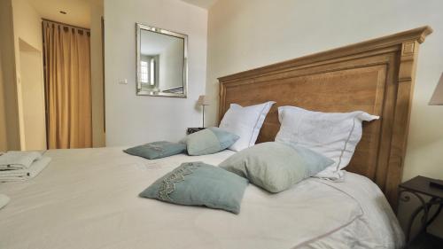 - une chambre avec un lit doté d'oreillers et d'un miroir dans l'établissement Palais des Papes - Havre de Paix III, à Avignon