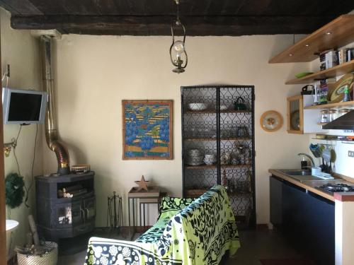 eine Küche mit einem Stuhl in einem Zimmer mit einer Theke in der Unterkunft Cottage Torre Elena - Staletti in Stalettì