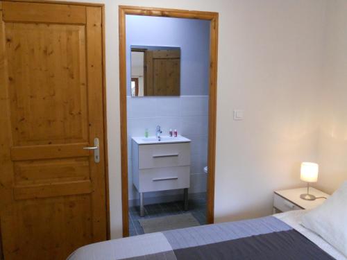 Ένα ή περισσότερα κρεβάτια σε δωμάτιο στο Gîtes de Botplançon